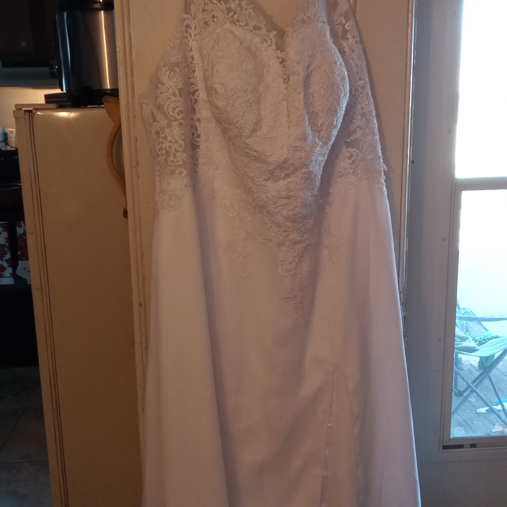 Elegant White Lace Gown And Vail